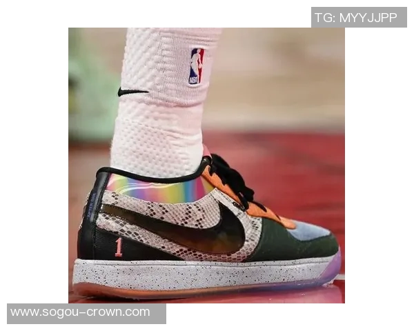 库里赛前训练穿上布克首款签名鞋Book1迎战太阳队展现默契配合 库里赛前训练穿上布克首款签名鞋Book1迎战太阳队展现默契配合